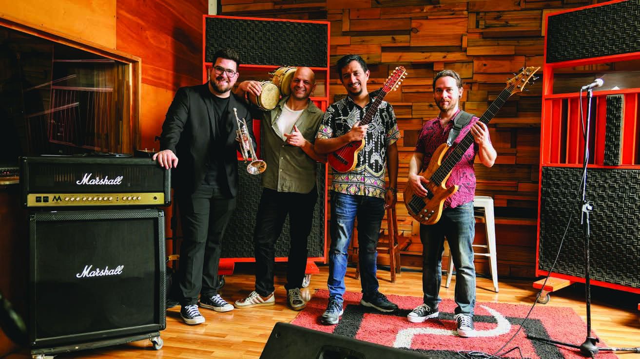 Los cuatro músicos de SabroSon en el estudio: trompeta, percusión, tiple y bajo