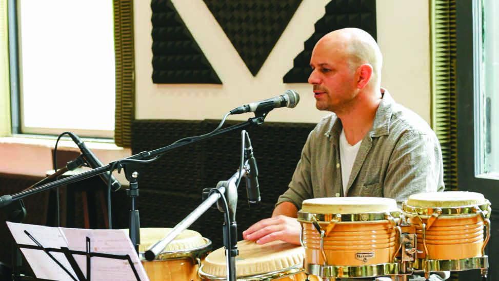 Ismael Bértola tocando bongós y congas
