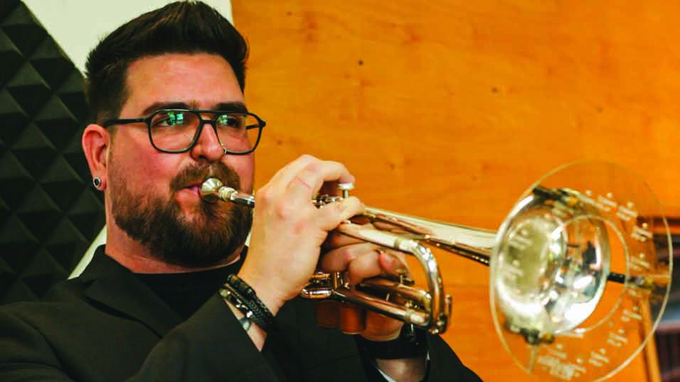 Manuel Acosta tocando la trompeta
