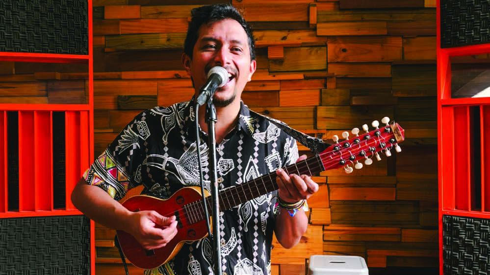 Oscar Celis Gonzalez cantando con su tiple